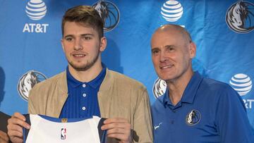 Luka Doncic junto a Rick Carlisle, entrenador de Dallas Mavericks.