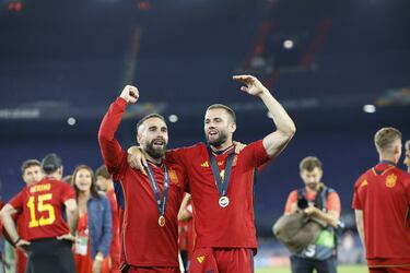 Los jugadores del Real Madrid, Carvajal y Nacho, celebran la Nations League.