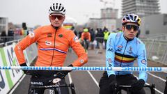 Mathieu Van Der Poel y Wout Van Aert posan antes de la salida de los Mundiales de Ciclocr&oacute;s de Ostende 2021.