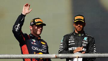 Austin (United States), 22/10/2023.- Second placed British driver Lewis Hamilton of Mercedes-AMG Petronas (R) looks on as Dutch driver Max Verstappen of Red Bull Racing (L) celebrates after winning the 2023 Formula 1 Grand Prix of the United States at the Circuit of the Americas in Austin, USA, 22 October 2023. (Fórmula Uno, Estados Unidos) EFE/EPA/SHAWN THEW
