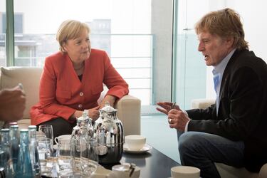 En esta foto proporcionada por la Oficina de Prensa del Gobierno Alemán (BPA), la canciller alemana, Angela Merkel, y el actor estadounidense Robert Redford al inicio de su conversación en la Cancillería Federal el 4 de septiembre de 2017 en Berlín, Alemania.