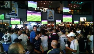 Madridistas disfrutando del partido. 