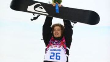 Iouri Podladtchikov celebra su medalla de oro en Snowboard Halfpipe