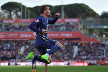 Vuelo de Antoine Griezmann tras anotar el tercer gol del Atlético de Madrid.