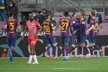 Los jugadores del Barcelona celebrando el gol 1-0 de Messi 