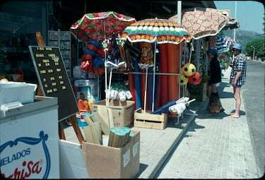 Tienda con artículos de playa en una de las calles de Mallorca el 15 de junio de 1976.
