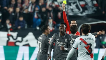 El delantero brasileño del Real Madrid, Vinicius Junior, recibe tarjeta amarilla.