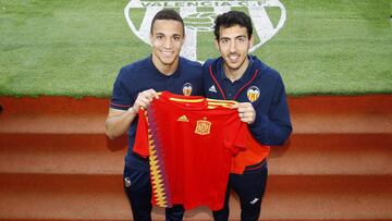 Dani Parejo y Rodrigo Moreno, posando con la camiseta de España tras la convocatoria.