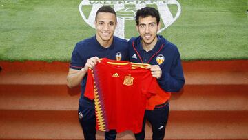 Dani Parejo y Rodrigo Moreno, posando con la camiseta de Espa&ntilde;a tras la convocatoria.