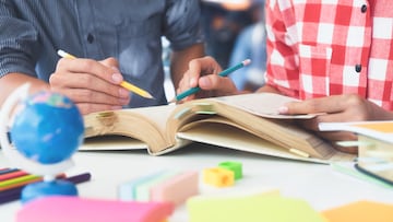 Dos personas leyendo un libro