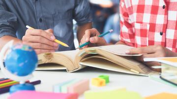 Dos personas leyendo un libro