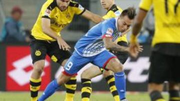 Hoffenheimx92s Eduardo Vargas, centre, and Dortmund&#039;s Sokratis challenge for the ball during a German Bundesliga soccer match between TSG 1899 Hoffenheim and Borussia Dortmund in Sinsheim, Germany, Wednesday, Sept. 23, 2015. (AP Photo/Michael Probst)