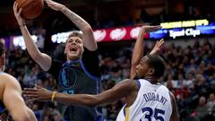 DALLAS, TX - NOVEMBER 17: Luka Doncic #77 of the Dallas Mavericks drives to the basket against Kevin Durant #35 of the Golden State Warriors in the second half at American Airlines Center on November 17, 2018 in Dallas, Texas. NOTE TO USER: User expressly acknowledges and agrees that, by downloading and or using this photograph, User is consenting to the terms and conditions of the Getty Images License Agreement.   Tom Pennington/Getty Images/AFP
 == FOR NEWSPAPERS, INTERNET, TELCOS &amp; TELEVISION USE ONLY ==