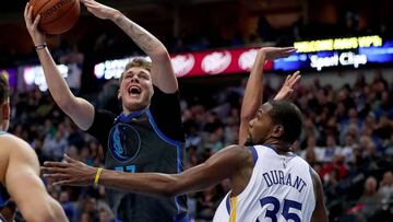 DALLAS, TX - NOVEMBER 17: Luka Doncic #77 of the Dallas Mavericks drives to the basket against Kevin Durant #35 of the Golden State Warriors in the second half at American Airlines Center on November 17, 2018 in Dallas, Texas. NOTE TO USER: User expressly acknowledges and agrees that, by downloading and or using this photograph, User is consenting to the terms and conditions of the Getty Images License Agreement.   Tom Pennington/Getty Images/AFP
 == FOR NEWSPAPERS, INTERNET, TELCOS &amp; TELEVISION USE ONLY ==