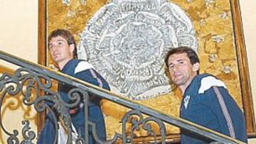 <b>NO LO PONDRÁN FÁCIL. </b>Álvaro y Montiel suben a sus habitaciones en el hotel de concentración del Albacete.