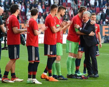 Jupp Heynckes es ovacionado por sus jugadores. 