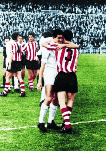 El 11 de abril de 1965 el Real Madrid conquistó su quinto título de Liga tras ganar al Athletic de Bilbao por 1-0. En la imagen, Pirri es felicitado por el rojiblanco Aranguren. 