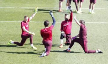 En el entrenamiento pudieron verse las novedades que presentará la lista del Atlético de cara al encuentro ante el Granada.