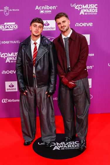 Adexe y Nau posan en la alfombra roja. 