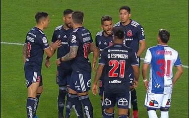 Espinoza y Arias protagonizaron un encontrón en pleno partido