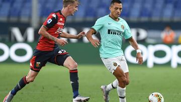 Soccer Football - Serie A - Genoa v Inter Milan - Stadio Comunale Luigi Ferraris, Genoa, Italy - July 25, 2020 Inter Milan's Alexis Sanchez in action against Genoa's Nicolo Rovella, as play resumes behind closed doors following the outbreak of the coronavirus disease (COVID-19) REUTERS/Jennifer Lorenzini