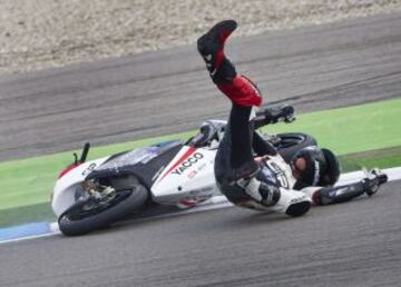 El piloto español Juanfran Guevara se cae en la carrera de Moto3.