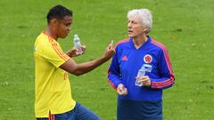 Luis Fernando Muriel en charla con Jos&eacute; Pekerman durante un entrenamiento de la Selecci&oacute;n Colombia en El Camp&iacute;n