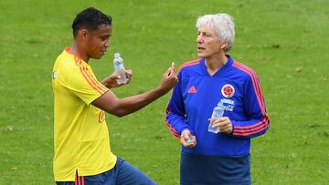 Luis Fernando Muriel en charla con José Pekerman durante un entrenamiento de la Selección Colombia en El Campín