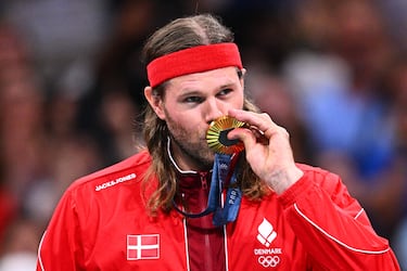 Si alguien puede disputarle a Karabatic la condición de mejor jugador de las últimas dos décadas ese es Hansen, cuyo palmarés tiene poco que envidiarle al del francés. En 269 apariciones con Dinamarca acumula la friolera de 1.364 goles, dos oros olímpicos, tres mundiales y un europeo. Solo salió de su país para ir al Barça, de 2008 a 2010, y al PSG, en el que pasó diez años, con el que conquistó nueve ligas. La Champions siempre fue la asignatura pendiente del nombrado mejor jugador del mundo en 2011, 2015 y 2018. 