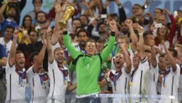 Manuel Neuer, levantando la Copa del mundo