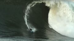 Grant &#039;Twiggy&#039; Baker surfeando una ola de r&eacute;cord a remo en Mavericks (California, Estados Unidos). 