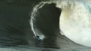 Grant 'Twiggy' Baker surfeando una ola de récord a remo en Mavericks (California, Estados Unidos).