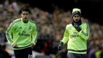 James e Isco, calentando por separado en Mestalla.
