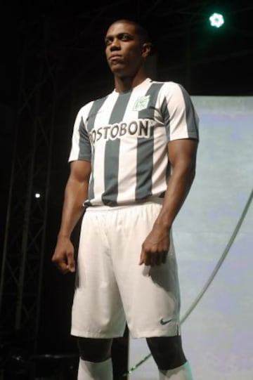 Orlando Berrío, delantero del equipo antioqueño, vistiendo la nueva camiseta de Atlético Nacional.