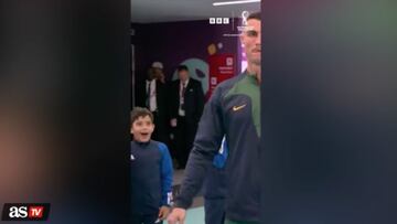 Cristiano le da la mano a un inocente niño llenándolo de emoción y alegría, su cara lo dice todo.