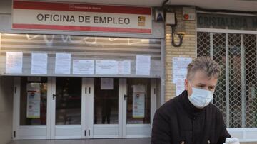 Un hombre pasa ante una oficina de empleo en Madrid. EFE/JuanJo Martín/Archivo