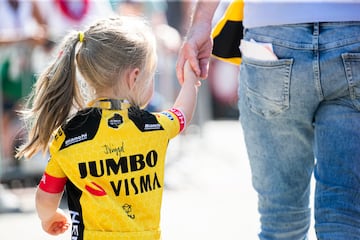 Una pequeña aficionada con el maillot de Jumbo Visma.