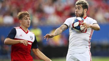 Alejandro Pozuelo (10) controla un bal&oacute;n.