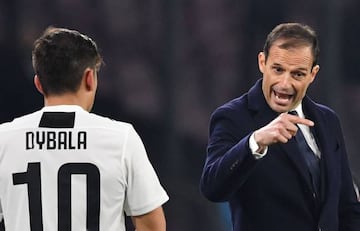 Juventus' Italian coach Massimiliano Allegri (R) speaks with Juventus' Argentine forward Paulo Dybala during the Italian Serie A football match between Napoli and Juventus on March 3, 2019, at the San Paolo Stadium in Naples.