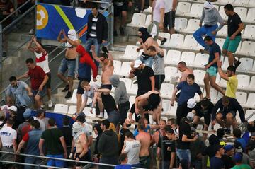 Enfrentamiento entre los ultras rusos e ingleses en el partido que enfrentó a ambas selecciones en Marsella durante la Eurocopa 2016.