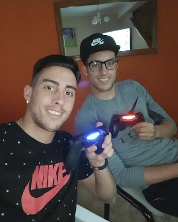 Es muy aficionado a jugar al FIFA con su hermano Rogelio.