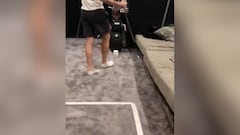 Bale reinventa a su manera el reto del papel higiénico