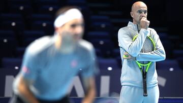 Ivan Ljubicic supervisa un entrenamiento de Roger Federer antes de las Nitto ATP World Tour Finals de 2019 en Londres.