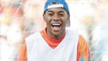 <b>TAMBIÉN JUEGA DE PORTERO</b>. Robinho hizo las delicias de los espectadores que acudieron al entrenamiento, no sólo por los regates y los goles que anotó, sino porque no dudó en ponerse de portero. Sorprendentemente, fue Carlos Alberto Parreira el que se lo propuso para jugar un partido informal, justo antes de que terminara la sesión de preparación.