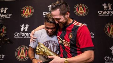 El pelotero venezolano de los Atlanta Braves se encarg&oacute; de entregarle el premio de m&aacute;ximo anotador de la temporada de la MLS a su compatriota.