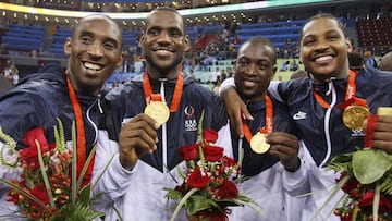 Kobe Bryant, LeBron James, Dwayne Wade y Carmemlo Anthony tras ganar con Estados Unidos a España en la final de los Juegos Olímpicos de Pekín 2008