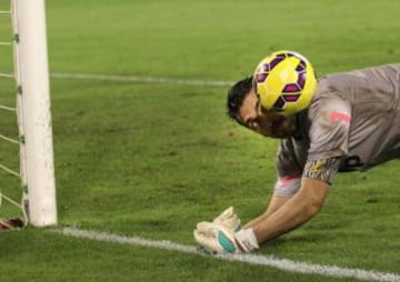 Gianluigi Buffon para un balón durante el partido de la Serie A italiana que su equipo disputó contra el Cagliari.