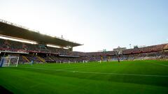 Panorámica del Estadi Olímpic de Montjuic donde el Barcelona y el Tottenham disputan la LVIII edición del Trofeo Joan Gampeer.