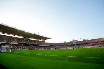 Panorámica del Estadi Olímpic de Montjuic donde el Barcelona y el Tottenham disputan la LVIII edición del Trofeo Joan Gampeer.