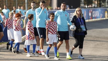 Los jugadores croatas, entre ellos Mandzukic, están listos para debutar hoy en París en la Eurocopa ante Turquía.